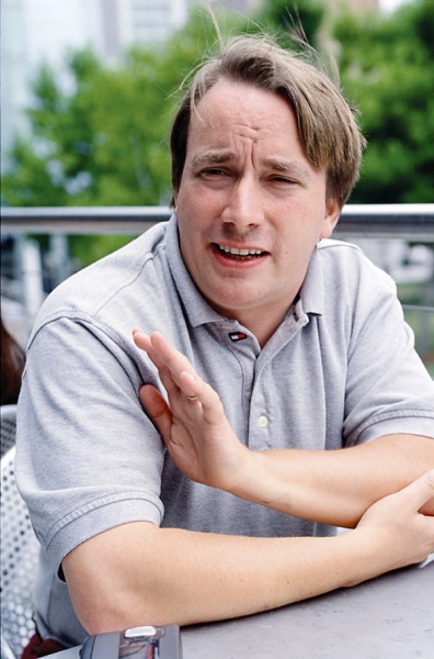 Datei:Linus Torvalds talking.jpeg